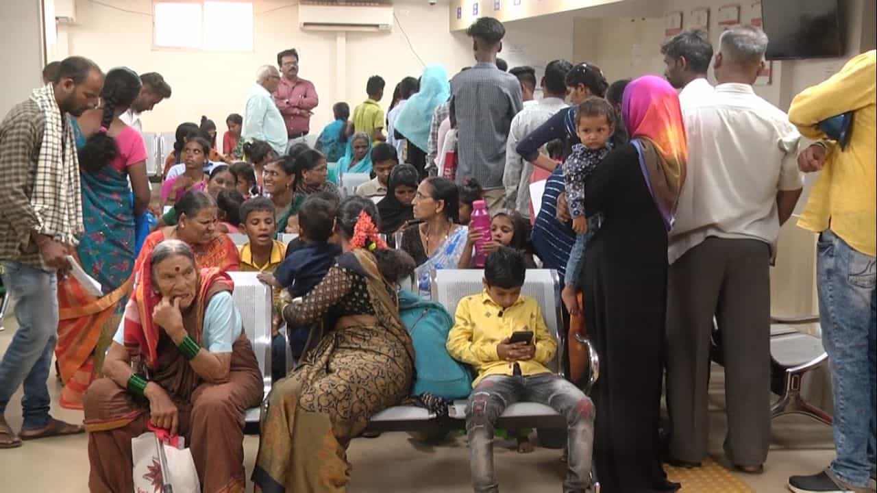 Gruha Lakshmi Scheme: ಗೃಹ ಲಕ್ಷ್ಮೀ ಯೋಜನೆ ಘೋಷಣೆ ಬೆನ್ನಲ್ಲೇ ಆಧಾರ್ ತಿದ್ದುಪಡಿಗೆ ಮುಗಿಬಿದ್ದ ಮಹಿಳೆಯರು Gruha Lakshmi Scheme: ಗೃಹ ಲಕ್ಷ್ಮೀ ಯೋಜನೆ ಘೋಷಣೆ ಬೆನ್ನಲ್ಲೇ ಆಧಾರ್ ತಿದ್ದುಪಡಿಗೆ ಮುಗಿಬಿದ್ದ ಮಹಿಳೆಯರು