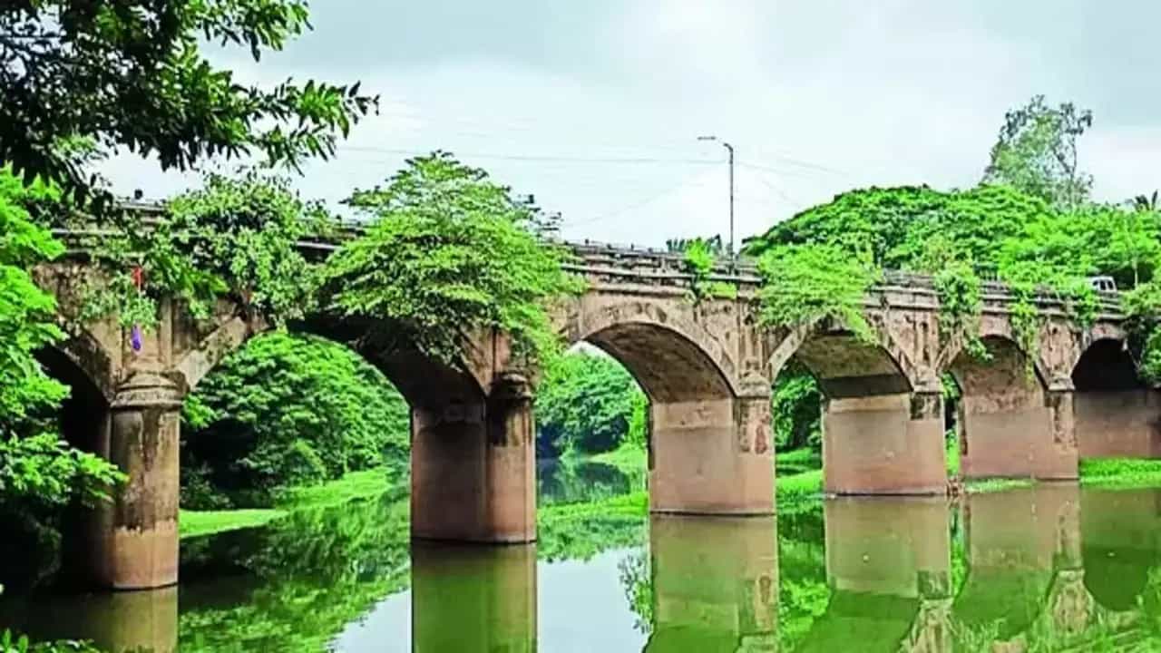 Mysore News: ಶತಮಾನದಷ್ಟು ಹಳೆಯದಾದ ಹುಣಸೂರು ಸೇತುವೆ ಶಿಥಿಲ, ನಿಷೇಧವಿದ್ದರೂ ಸಂಚರಿಸುವ ಭಾರಿ ವಾಹನಗಳು; ಕಣ್ಮುಚ್ಚಿ ಕುಳಿತ ಅಧಿಕಾರಿಗಳು Mysore News: ಶತಮಾನದಷ್ಟು ಹಳೆಯದಾದ ಹುಣಸೂರು ಸೇತುವೆ ಶಿಥಿಲ, ನಿಷೇಧವಿದ್ದರೂ ಸಂಚರಿಸುವ ಭಾರಿ ವಾಹನಗಳು; ಕಣ್ಮುಚ್ಚಿ ಕುಳಿತ ಅಧಿಕಾರಿಗಳು