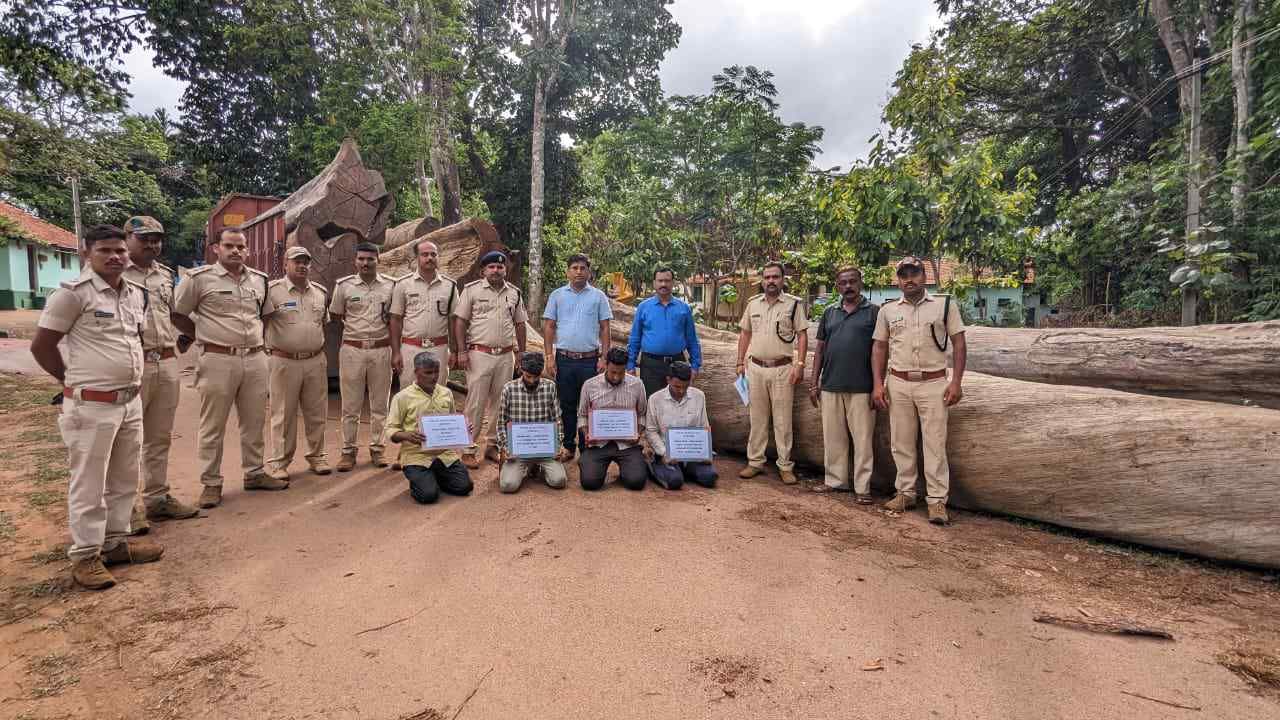 Uttara Kannada: ದುಬಾರಿ ಮರದ ದಿಮ್ಮಿಗಳ ಅಕ್ರಮ ಸಾಗಾಟ ಪ್ರಕರಣ: ಐವರು ಡಿಆರ್ಎಫ್ಒಗಳ ಅಮಾನತು Uttara Kannada: ದುಬಾರಿ ಮರದ ದಿಮ್ಮಿಗಳ ಅಕ್ರಮ ಸಾಗಾಟ ಪ್ರಕರಣ: ಐವರು ಡಿಆರ್ಎಫ್ಒಗಳ ಅಮಾನತು