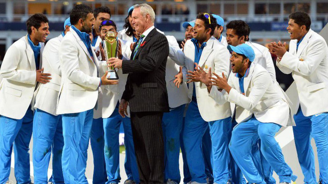 ವಾಸ್ತವವಾಗಿ ಭಾರತ 10 ವರ್ಷಗಳಿಂದ ಐಪಿಎಲ್ ಟ್ರೋಫಿಯ ಬರ ಎದುರಿಸುತ್ತಿದೆ. ಎಂಎಸ್ ಧೋನಿ ನಾಯಕತ್ವದಲ್ಲಿ ಕೊನೆಯದಾಗಿ ಭಾರತ 2013ರ ಚಾಂಪಿಯನ್ಸ್ ಟ್ರೋಫಿಗೆ ಮುತ್ತಿಟ್ಟಿತ್ತು. ಆ ಬಳಿಕ ಭಾರತದ ಮಡಿಲಿಗೆ ಒಂದೇ ಒಂದು ಐಸಿಸಿ ಟ್ರೋಫಿ ಬಿದ್ದಿಲ್ಲ.