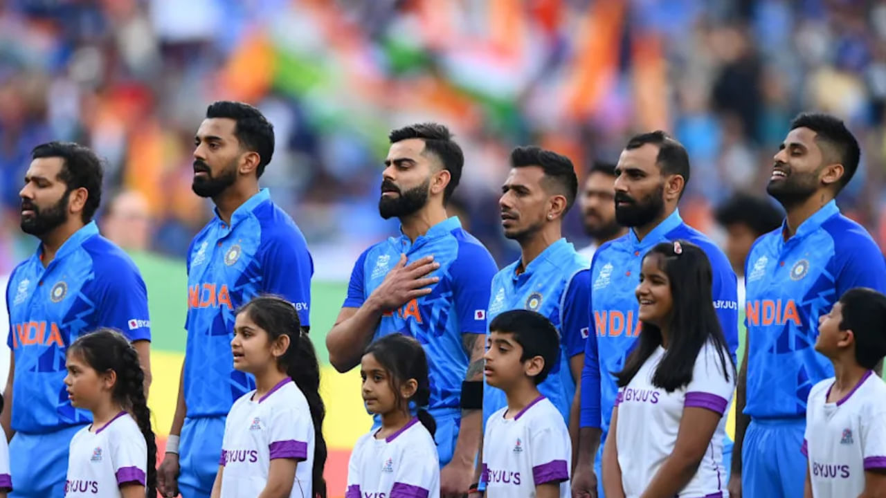 ಟೀಂ ಇಂಡಿಯಾ ಉತ್ತಮ ಏಕದಿನ ತಂಡವನ್ನು ಹೊಂದಿದೆ. ಹಾಗೆಯೇ ಅದ್ಭುತವಾದ ಟೆಸ್ಟ್ ತಂಡವನ್ನು ಹೊಂದಿದೆ. ಇದಕ್ಕೆ ಪ್ರಮುಖ ಕಾರಣ ಐಪಿಎಲ್ ಎಂದಿದ್ದಾರೆ. ಇನ್ನು ಭಾರತ ಎದುರಿಸುತ್ತಿರುವ ಐಸಿಸಿ ಟ್ರೋಫಿಯ ಬರದ ಬಗ್ಗೆ ಮಾತನಾಡಿದ ಅವರು, ಟೀಂ ಇಂಡಿಯಾ ಶೀಘ್ರದಲ್ಲೇ ಐಸಿಸಿ ಟ್ರೋಫಿಯ ರುಚಿ ನೋಡಲಿದೆ ಎಂಬ ಭರವಸೆಯನ್ನು ಟೀಂ ಇಂಡಿಯಾ ಅಭಿಮಾನಿಗಳಿಗೆ ನೀಡಿದ್ದಾರೆ.