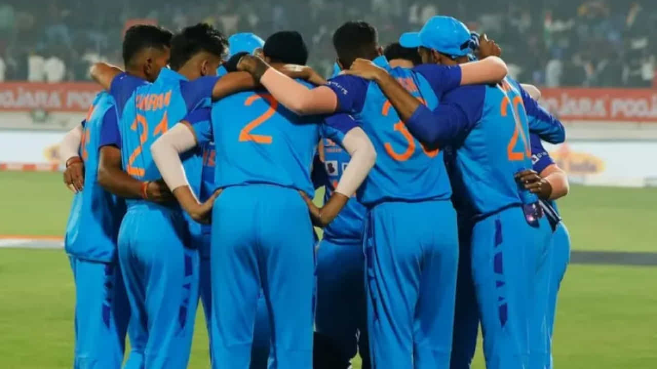 ಭಾರತ ಕ್ರಿಕೆಟ್ ತಂಡ 12 ವರ್ಷಗಳ ನಂತರ ಮತ್ತೊಮ್ಮೆ ವಿಶ್ವ ಚಾಂಪಿಯನ್ ಆಗುವ ಗುರಿಯೊಂದಿಗೆ ವಿಶ್ವಕಪ್ ಅಭಿಯಾನ ಆರಂಭಿಸಲಿದೆ . ಇದಕ್ಕೂ ಮುನ್ನ ತಂಡದಲ್ಲಿ ಯಾರು ಸ್ಥಾನ ಪಡೆಯುತ್ತಾರೆ, ಯಾರು ಯಾವ ಪಾತ್ರವನ್ನು ವಹಿಸುತ್ತಾರೆ ಎಂಬುದು ಕುತೂಹಲ ಕೆರಳಿಸಿದೆ. ಹೀಗಾಗಿ 2023ರ ಏಕದಿನ ವಿಶ್ವಕಪ್ಗೆ ಭಾರತ ಸಂಭಾವ್ಯ ತಂಡ ಹೇಗಿರಲಿದೆ ಎಂಬುದರ ಚಿತ್ರಣ ಇಲ್ಲಿದೆ.