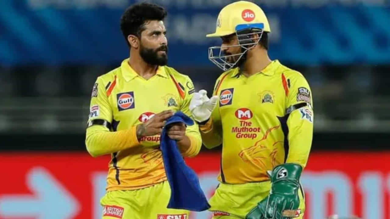 16ನೇ ಆವೃತ್ತಿಯ ಫೈನಲ್ ಪಂದ್ಯದ ಕೊನೆಯ ಎರಡು ಎಸೆತಗಳನ್ನು ಬೌಂಡರಿಗಟ್ಟುವ ಮೂಲಕ ಚೆನ್ನೈ ತಂಡವನ್ನು ಐದನೇ ಬಾರಿಗೆ ಚಾಂಪಿಯನ್ ಮಾಡುವಲ್ಲಿ ಯಶಸ್ವಿಯಾಗಿದ್ದ ರವೀಂದ್ರ ಜಡೇಜಾ ಇಡೀ ಸೀಸನ್ನಲ್ಲಿ ಹಲವಾರು ವಿಚಾರಗಳಿಗೆ ಸಂಬಂಧಿಸಿದಂತೆ ವಿವಾದಕ್ಕೆ ಸಿಲುಕಿ ಹಾಕಿಕೊಂಡಿದ್ದರು. ಇದೀಗ ಈ ಎಲ್ಲಾ ವಿವಾದಗಳಿಗೆ ತೆರೆ ಎಳೆಯುವ ಕೆಲಸವನ್ನು ಸಿಎಸ್ಕೆ ಸಿಇಒ ಮಾಡಿದ್ದಾರೆ.