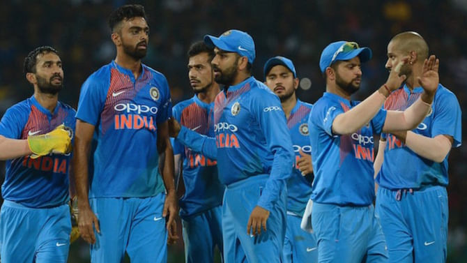 IND vs WI: ಬರೋಬ್ಬರಿ 10 ವರ್ಷಗಳ ಬಳಿಕ ಏಕದಿನ ತಂಡದಲ್ಲಿ ಸ್ಥಾನ ಪಡೆದ ಎಡಗೈ ವೇಗಿ..! IND vs WI: ಬರೋಬ್ಬರಿ 10 ವರ್ಷಗಳ ಬಳಿಕ ಏಕದಿನ ತಂಡದಲ್ಲಿ ಸ್ಥಾನ ಪಡೆದ ಎಡಗೈ ವೇಗಿ..!