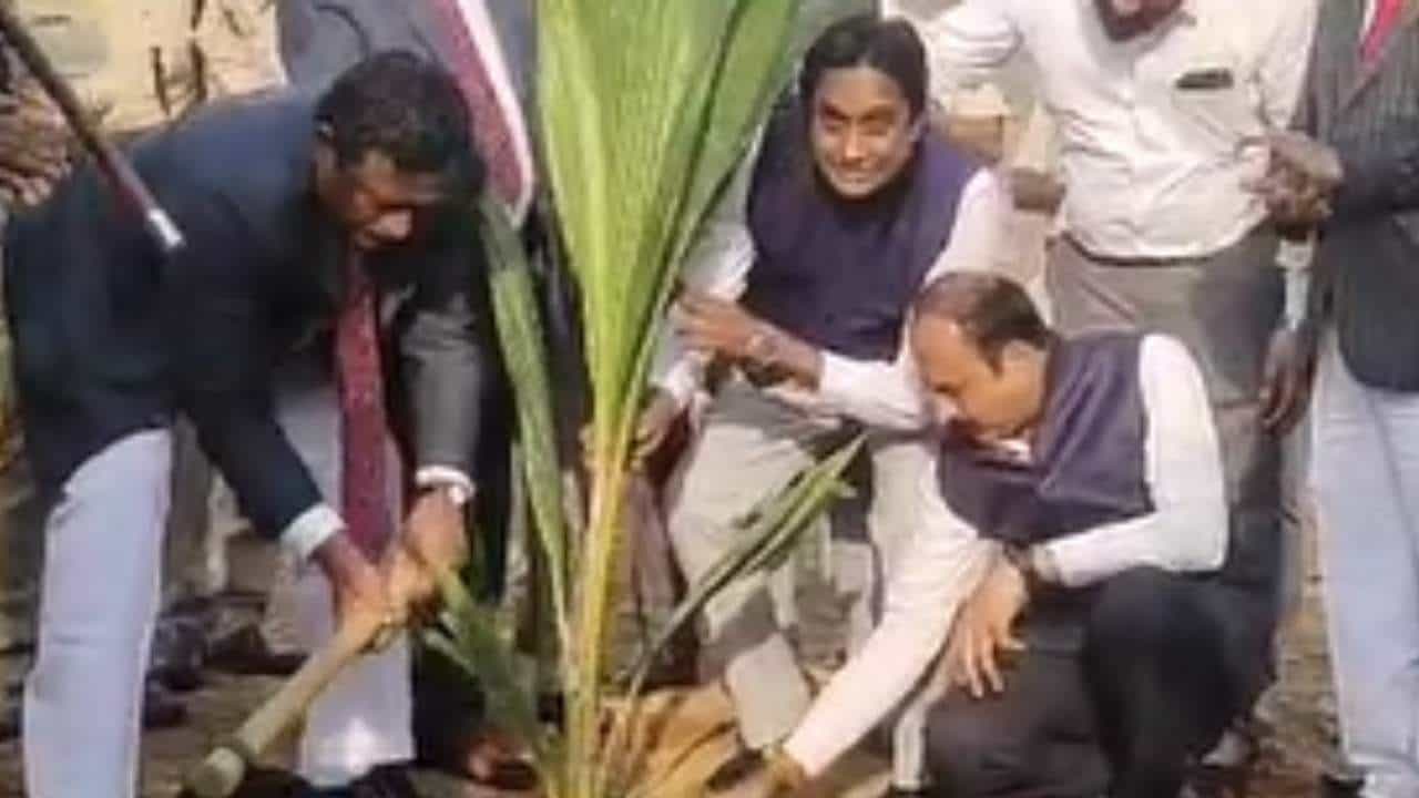 ಪರಿಸರ ದಿನಾಚರಣೆ ನಿಮಿತ್ಯ ಕರ್ನಾಟಕ ಮುಖ್ಯ ನ್ಯಾಯಮೂರ್ತಿಗಳಾದ ಪ್ರಸನ್ನ ಬಿ. ವಿರಳೆ ಮತ್ತು ಕೆ. ಸೋಮ್ ಶೇಖರ್
ಸೋಮವಾರ ಬೆಂಗಳೂರಿನ ಪರಪ್ಪನ ಅಗ್ರಹಾರ ಜೈಲಿಗೆ ಭೇಟಿ ನೀಡಿ ಪರಿಶೀಲನೆ ಮಾಡಿದರು.