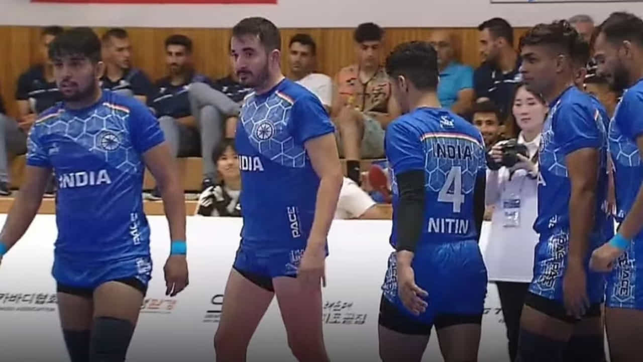 ಸೌತ್ ಕೊರಿಯಾದಲ್ಲಿ ನಡೆಯುತ್ತಿರುವ ಏಷ್ಯನ್ ಕಬಡ್ಡಿ ಚಾಂಪಿಯನ್ಶಿಪ್ 2023 ರಲ್ಲಿ ಭಾರತ ಕಬಡ್ಡಿ ತಂಡ ಮೊದಲ ದಿನವೇ ಎರಡು ಪಂದ್ಯಗಳ ಭರ್ಜರಿ ಜಯದೊಂದಿಗೆ ಚಾಂಪಿಯನ್ಶಿಪ್ನಲ್ಲಿ ಶುಭಾರಂಭ ಮಾಡಿದೆ. ಜೂನ್ 27 ರಿಂದ ಆರಂಭವಾಗಿರುವ ಏಷ್ಯನ್ ಕಬಡ್ಡಿ ಚಾಂಪಿಯನ್ಶಿಪ್ ಪಾಯಿಂಟ್ ಪಟ್ಟಿಯಲ್ಲಿ ಮೊದಲೆರಡು ಸ್ಥಾನ ಗಳಿಸುವ ತಂಡಗಳು ಜೂನ್ 30 ರಂದು ಫೈನಲ್ ಪಂದ್ಯವನ್ನು ಆಡಲಿವೆ.