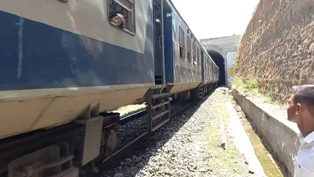 Stone rock fell on train tracks: train left 2 hours late