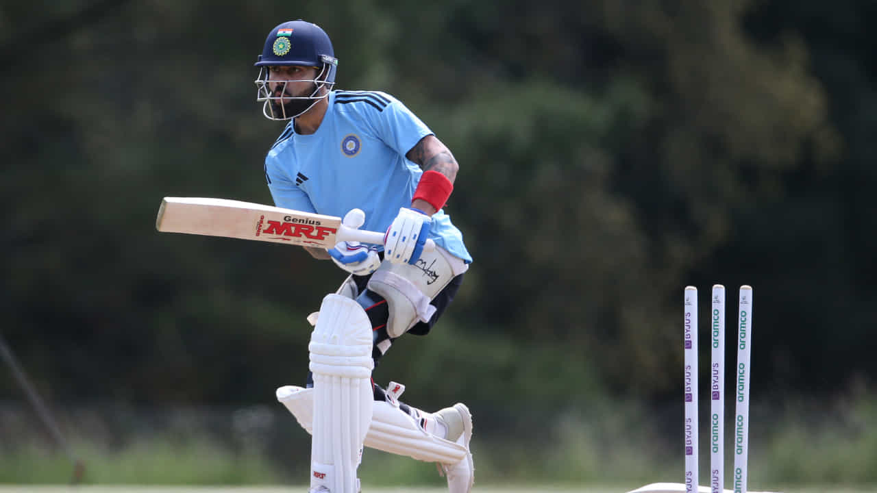 ಜೂನ್ 7ರಿಂದ ಆರಂಭವಾಗಲಿರುವ ವಿಶ್ವ ಟೆಸ್ಟ್ ಚಾಂಪಿಯನ್ಶಿಪ್ ಫೈನಲ್ಗಾಗಿ ಭಾರತ- ಆಸ್ಟ್ರೇಲಿಯಾ ತಂಡಗಳು ಈಗಾಗಲೇ ತಾಲೀಮು ಆರಂಭಿಸಿವೆ. ಉಭಯ ತಂಡಗಳಲ್ಲಿ ಬಲಾಢ್ಯರೇ ತುಂಬಿದ್ದು, ಫೈನಲ್ ಮೇಲೆ ಎಲ್ಲರ ಕಣ್ಣು ನೆಟ್ಟಿದೆ. ಸತತ ಎರಡನೇ ಬಾರಿಗೆ ಭಾರತ ಫೈನಲ್ಗೆ ಲಗ್ಗೆ ಇಟ್ಟಿದ್ದರೆ, ಕಾಂಗರೂಗಳು ಮೊದಲ ಬಾರಿಗೆ ಫೈನಲ್ ಆಡುತ್ತಿದ್ದಾರೆ. ಹೀಗಾಗಿ ಉಭಯ ತಂಡಗಳಿಗೂ ಇದು ಪ್ರತಿಷ್ಠೆಯ ಕಣವಾಗಿದೆ. ಆದರೆ ಚೊಚ್ಚಲ ಟೆಸ್ಟ್ ಚಾಂಪಿಯನ್ಶಿಪ್ ಗೆಲ್ಲಬೇಕೆಂದಿರುವ ಕಾಂಗರೂಗಳಿಗೆ ಕಿಂಗ್ ಕೊಹ್ಲಿಯ ಭಯ ಕಾಡಲಾರಂಭಿಸಿದೆ.