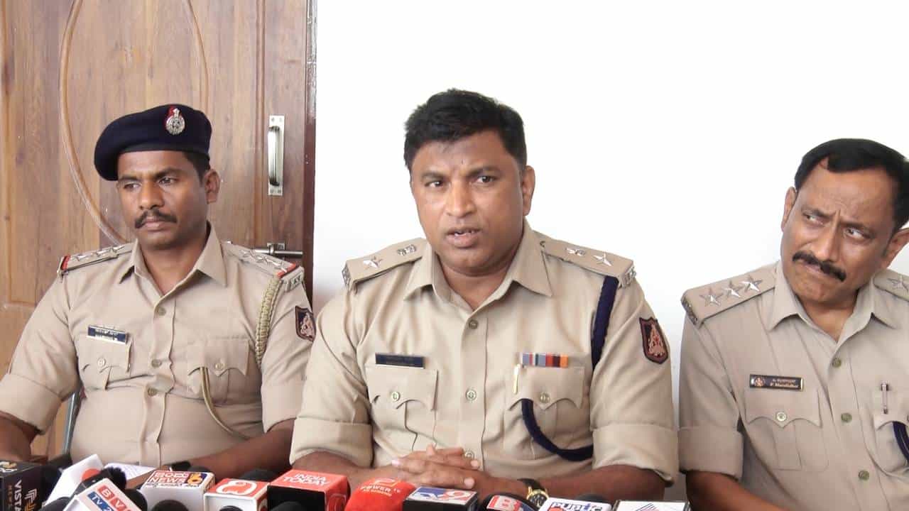ಬ್ಯಾಂಕ್ ಸಿಬ್ಬಂದಿ ಮೇಲೆ ಹಲ್ಲೆ ಪ್ರಕರಣ; ಸಾಲ ವಸೂಲಿಗೆ ಹೋಗದಂತೆ ಡಿಸಿಸಿ ಬ್ಯಾಂಕ್ ಅಧ್ಯಕ್ಷ, ಸಿಬ್ಬಂದಿಗೆ ಎಸ್ಪಿ ಸೂಚನೆ ಬ್ಯಾಂಕ್ ಸಿಬ್ಬಂದಿ ಮೇಲೆ ಹಲ್ಲೆ ಪ್ರಕರಣ; ಸಾಲ ವಸೂಲಿಗೆ ಹೋಗದಂತೆ ಡಿಸಿಸಿ ಬ್ಯಾಂಕ್ ಅಧ್ಯಕ್ಷ, ಸಿಬ್ಬಂದಿಗೆ ಎಸ್ಪಿ ಸೂಚನೆ