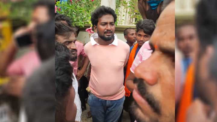 ಮಹಿಳೆಯ ಮಾಂಗಲ್ಯ ಸರ ಕಳ್ಳತನಕ್ಕೆ ಯತ್ನಿಸಿದವನಿಗೆ ಗೂಸಾ; ಕಂಬಕ್ಕೆ ಕಟ್ಟಿ ಹಿಗ್ಗಾಮುಗ್ಗಾ ಥಳಿಸಿದ ಗ್ರಾಮಸ್ಥರು ಮಹಿಳೆಯ ಮಾಂಗಲ್ಯ ಸರ ಕಳ್ಳತನಕ್ಕೆ ಯತ್ನಿಸಿದವನಿಗೆ ಗೂಸಾ; ಕಂಬಕ್ಕೆ ಕಟ್ಟಿ ಹಿಗ್ಗಾಮುಗ್ಗಾ ಥಳಿಸಿದ ಗ್ರಾಮಸ್ಥರು