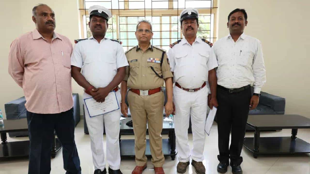 5 ಲಕ್ಷ ರೂ. ಕದ್ದು ಓಡುತ್ತಿದ್ದ ಕಳ್ಳನನ್ನ ಚೇಸ್ ಮಾಡಿ ಹಿಡಿದ KSRTC ಬಸ್ ಚಾಲಕ, ಕಂಡಕ್ಟರ್ ಕಾರ್ಯಕ್ಕೆ ಬೆಂಗಳೂರು ಕಮಿಷನರ್ ಶಹಬ್ಬಾಸ್ 5 ಲಕ್ಷ ರೂ. ಕದ್ದು ಓಡುತ್ತಿದ್ದ ಕಳ್ಳನನ್ನ ಚೇಸ್ ಮಾಡಿ ಹಿಡಿದ KSRTC ಬಸ್ ಚಾಲಕ, ಕಂಡಕ್ಟರ್ ಕಾರ್ಯಕ್ಕೆ ಬೆಂಗಳೂರು ಕಮಿಷನರ್ ಶಹಬ್ಬಾಸ್