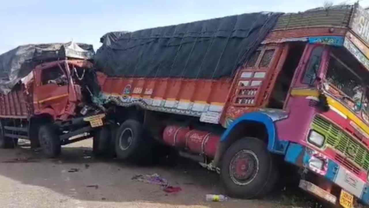 ದುರ್ಗದಲ್ಲಿ ಎರಡು ಲಾರಿಗಳ ನಡುವೆ ಡಿಕ್ಕಿ: ಸಹ ಚಾಲಕ ಸೇರಿದಂತೆ 9 ಜಾನುವಾರು ಸಾವು