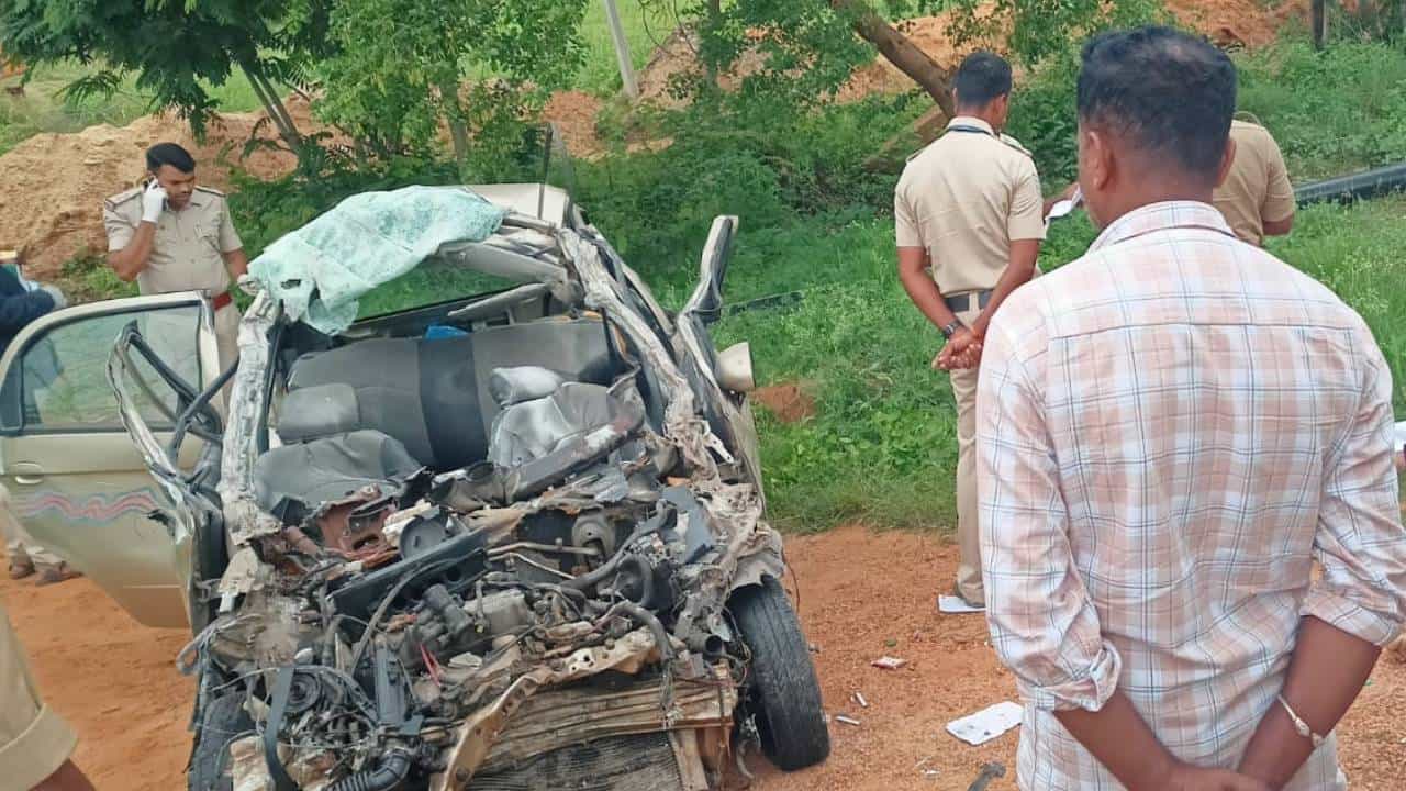 Mandya News: ಲಾರಿಗೆ ಹಿಂದಿನಿಂದ ಕಾರು ಡಿಕ್ಕಿ, ಕಾರಿನಲ್ಲಿದ್ದ ನಾಲ್ವರು ಸ್ಥಳದಲ್ಲೇ ಸಾವು Mandya News: ಲಾರಿಗೆ ಹಿಂದಿನಿಂದ ಕಾರು ಡಿಕ್ಕಿ, ಕಾರಿನಲ್ಲಿದ್ದ ನಾಲ್ವರು ಸ್ಥಳದಲ್ಲೇ ಸಾವು