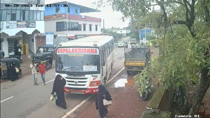 ಬಸ್ ಚಾಲಕನ ಸಮಯ ಪ್ರಜ್ಞೆಯಿಂದ ಪವಾಡ ಸದೃಶ ರೀತಿಯಲ್ಲಿ ಪಾರಾದ ರಸ್ತೆ ದಾಟುತ್ತಿದ್ದ ಮಹಿಳೆ; ವಿಡಿಯೋ ವೈರಲ್ ಬಸ್ ಚಾಲಕನ ಸಮಯ ಪ್ರಜ್ಞೆಯಿಂದ ಪವಾಡ ಸದೃಶ ರೀತಿಯಲ್ಲಿ ಪಾರಾದ ರಸ್ತೆ ದಾಟುತ್ತಿದ್ದ ಮಹಿಳೆ; ವಿಡಿಯೋ ವೈರಲ್