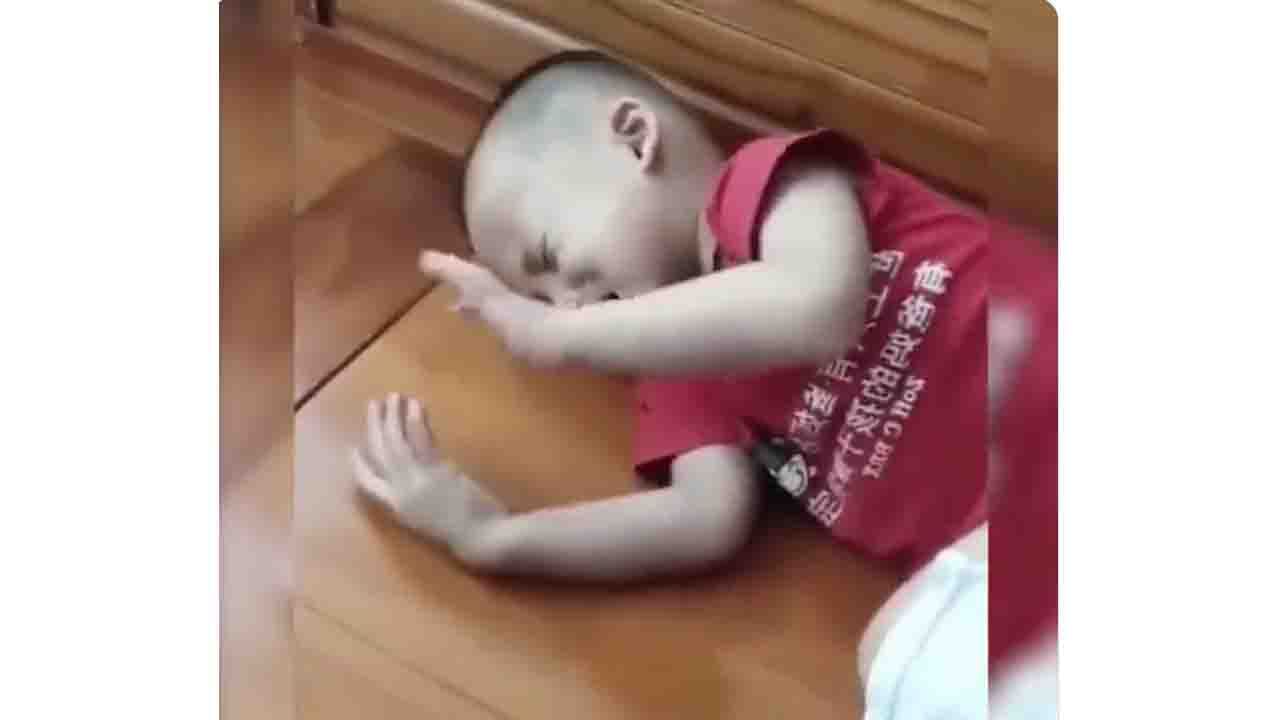 Viral Video: ಮೊಬೈಲ್​ಭೂತ; ನಿದ್ದೆಯಲ್ಲೂ ಅಳುತ್ತ ​ಸ್ಕ್ರೀನ್ ಮೇಲೆ ಬೆರಳಾಡಿಸುತ್ತಿರುವ ಚೀನಾದ ಮಗು