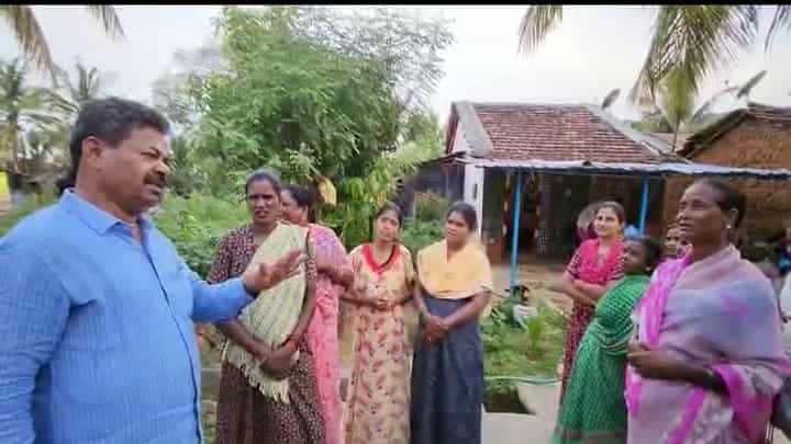 ವಿದ್ಯುತ್ ಬಿಲ್ ಪಾವತಿಸಬೇಡಿ, ಬಸ್ ಟಿಕೆಟ್ ತೆಗೆದುಕೊಳ್ಳಬೇಡಿ ಎಂದು ಮಹಿಳಾ ಜಾಗೃತಿಗೆ ಮುಂದಾದ ಮಾಜಿ ಸಚಿವ ಎಂಪಿ ರೇಣುಕಾಚಾರ್ಯ ವಿದ್ಯುತ್ ಬಿಲ್ ಪಾವತಿಸಬೇಡಿ, ಬಸ್ ಟಿಕೆಟ್ ತೆಗೆದುಕೊಳ್ಳಬೇಡಿ ಎಂದು ಮಹಿಳಾ ಜಾಗೃತಿಗೆ ಮುಂದಾದ ಮಾಜಿ ಸಚಿವ ಎಂಪಿ ರೇಣುಕಾಚಾರ್ಯ