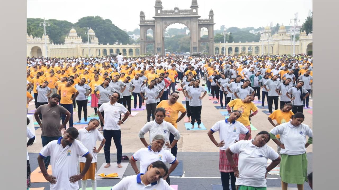 International Yoga Day 2023: Karnataka various district international yoga day celebration here is the photos
