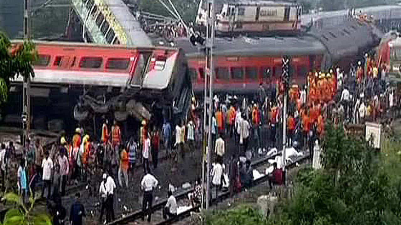 Watch: ಕೋರಮಂಡಲ್ ಎಕ್ಸ್ಪ್ರೆಸ್ ಅಪಘಾತಕ್ಕೊಳಗಾಗುವ ಮುನ್ನ ರೈಲಿನೊಳಗೆ ಸೆರೆ ಹಿಡಿದ ವಿಡಿಯೊ ಇಲ್ಲಿದೆ ನೋಡಿ Watch: ಕೋರಮಂಡಲ್ ಎಕ್ಸ್ಪ್ರೆಸ್ ಅಪಘಾತಕ್ಕೊಳಗಾಗುವ ಮುನ್ನ ರೈಲಿನೊಳಗೆ ಸೆರೆ ಹಿಡಿದ ವಿಡಿಯೊ ಇಲ್ಲಿದೆ ನೋಡಿ