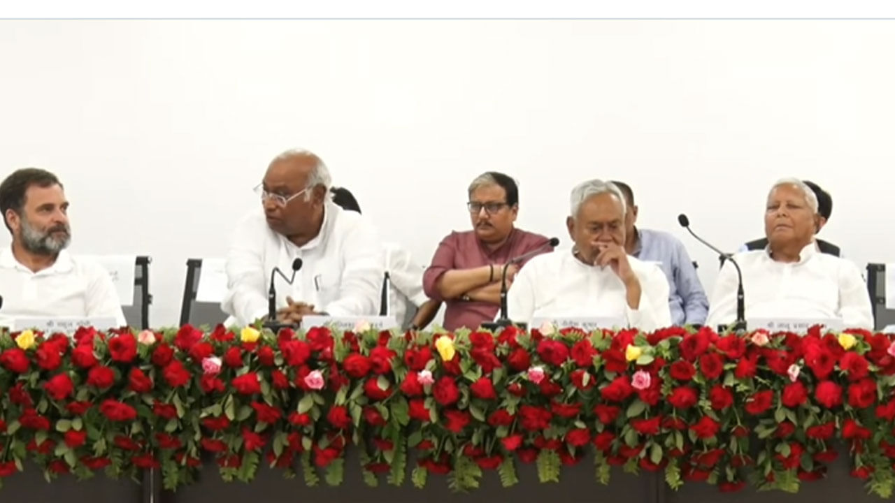 ಪಾಟ್ನಾದಲ್ಲಿ ವಿಪಕ್ಷಗಳ ಸಭೆ ಅಂತ್ಯ; 2024ರ ಲೋಕಸಭಾ ಚುನಾವಣೆಯನ್ನು ಒಗ್ಗಟ್ಟಾಗಿ ಎದುರಿಸುತ್ತೇವೆ ಎಂದ ನಾಯಕರು ಪಾಟ್ನಾದಲ್ಲಿ ವಿಪಕ್ಷಗಳ ಸಭೆ ಅಂತ್ಯ; 2024ರ ಲೋಕಸಭಾ ಚುನಾವಣೆಯನ್ನು ಒಗ್ಗಟ್ಟಾಗಿ ಎದುರಿಸುತ್ತೇವೆ ಎಂದ ನಾಯಕರು