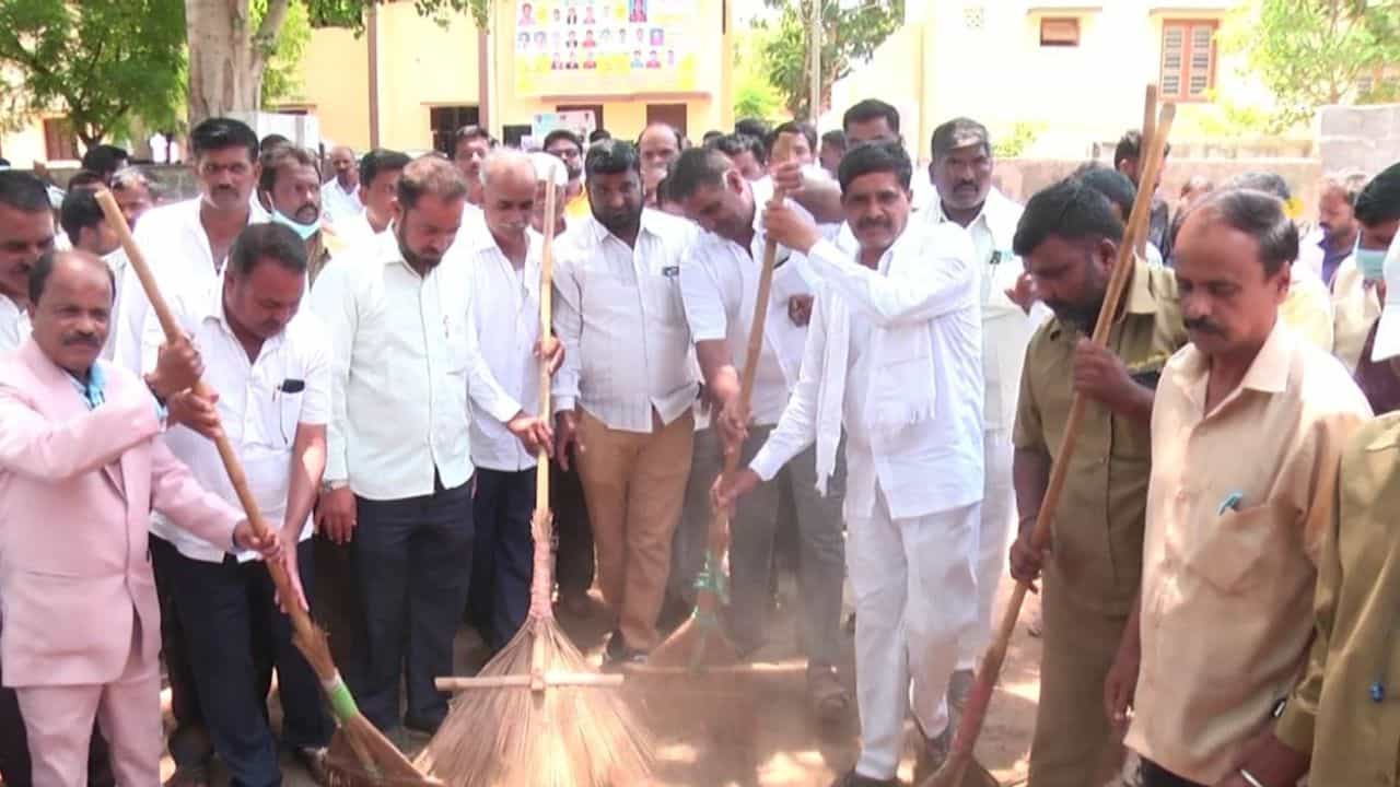 30 ವರ್ಷದಿಂದ ಶಾಲೆಯಲ್ಲಿ ಕಸಗೂಡಿಸುತ್ತಾ ಶಾಸಕರಾದ ದೇವೇಂದ್ರಪ್ಪ -ಒಬ್ಬ ಮಗನನ್ನು IRS, ಮತ್ತೊಬ್ಬನನ್ನು ನರ್ಸಿಂಗ್ ಮಾಡಿಸಿದರು! 30 ವರ್ಷದಿಂದ ಶಾಲೆಯಲ್ಲಿ ಕಸಗೂಡಿಸುತ್ತಾ ಶಾಸಕರಾದ ದೇವೇಂದ್ರಪ್ಪ -ಒಬ್ಬ ಮಗನನ್ನು IRS, ಮತ್ತೊಬ್ಬನನ್ನು ನರ್ಸಿಂಗ್ ಮಾಡಿಸಿದರು!