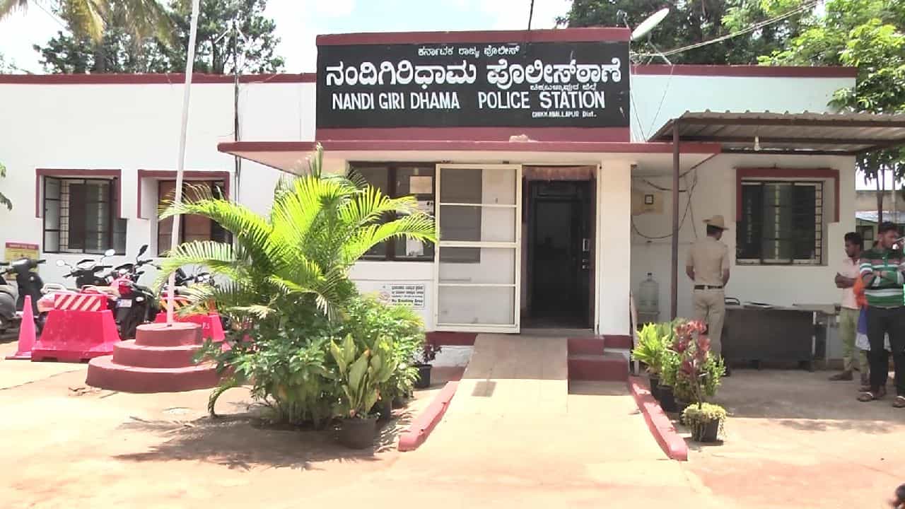 ಸಿನಿಮೀಯ ರೀತಿಯಲ್ಲಿ ಸಾಫ್ಟ್ ವೇರ್ ಇಂಜಿನಿಯರ್ ಕಿಡ್ನಾಪ್ ಮಾಡಿ ಹಲ್ಲೆ; ಪ್ರೇಯಸಿ ಸೇರಿ 6 ಜನರ ವಿರುದ್ಧ ದೂರು ದಾಖಲು ಸಿನಿಮೀಯ ರೀತಿಯಲ್ಲಿ ಸಾಫ್ಟ್ ವೇರ್ ಇಂಜಿನಿಯರ್ ಕಿಡ್ನಾಪ್ ಮಾಡಿ ಹಲ್ಲೆ; ಪ್ರೇಯಸಿ ಸೇರಿ 6 ಜನರ ವಿರುದ್ಧ ದೂರು ದಾಖಲು