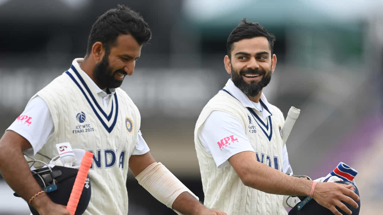 ಜೂನ್ 7ರಿಂದ ಭಾರತ ಮತ್ತು ಆಸ್ಟ್ರೇಲಿಯಾ ನಡುವೆ ನಡೆಯಲ್ಲಿರುವ ವಿಶ್ವ ಟೆಸ್ಟ್ ಚಾಂಪಿಯನ್ಶಿಪ್ನ ಫೈನಲ್ಗೆ ಇನ್ನೇನು 3 ದಿನಗಳು ಮಾತ್ರ ಬಾಕಿ ಉಳಿದಿವೆ. ಫೈನಲ್ ಪಂದ್ಯಕ್ಕಾಗಿ ಉಭಯ ತಂಡಗಳ ಹಂತಿಮ ಹಂತದ ತಯಾರಿ ಕೂಡ ಮುಗಿದಿದೆ. ಇದರೊಂದಿಗೆ ಉಭಯ ತಂಡಗಳ ಆಟಗಾರರು ತಮ್ಮ ತಮ್ಮ ತಂಡದ ಹಿರಿಯ ಕ್ರಿಕೆಟಿಗರ ದಾಖಲೆಗಳ ಮೇಲೆ ಕಣ್ಣಿಟ್ಟಿದ್ದಾರೆ. ಅವರಲ್ಲಿ ಟೀಂ ಇಂಡಿಯಾದ ಕಿಂಗ್ ಕೊಹ್ಲಿ ಹಾಗೂ ಚೇತೇಶ್ವರ ಪೂಜಾರ ಕೂಡ ಸೇರಿದ್ದಾರೆ.