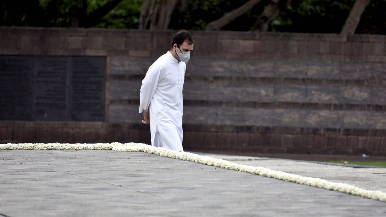 ನೆಹರು-ಗಾಂಧಿಗಳ ಮುಂದಿನ ಪೀಳಿಗೆಯ ಅಧಿಕೃತ ಆಗಮನವು ಯುವ ಭಾರತದಲ್ಲಿ ಕಾಂಗ್ರೆಸ್ ಪಕ್ಷದ ರಾಜಕೀಯ ಭವಿಷ್ಯವನ್ನು ಪುನರುಜ್ಜೀವನಗೊಳಿಸುತ್ತದೆ ಎಂದು ವ್ಯಾಪಕವಾಗಿ ನಿರೀಕ್ಷಿಸಲಾಗಿತ್ತು. ವಿದೇಶಿ ಮಾಧ್ಯಮಕ್ಕೆ ನೀಡಿದ ಮೊದಲ ಸಂದರ್ಶನದಲ್ಲಿ, ಅವರು ದೇಶದ ಏಕತೆ ಬಗ್ಗೆ ಮಾತನಾಡಿದ್ದು ಭಾರತದಲ್ಲಿ "ವಿಭಜಕ" ರಾಜಕೀಯವನ್ನು ಖಂಡಿಸಿದರು 