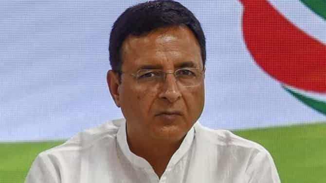 ರಣದೀಪ್ ಸಿಂಗ್ ಸುರ್ಜೇವಾಲ ನೇತೃತ್ವದಲ್ಲಿ ಅಧಿಕಾರಿಗಳ ಸಭೆ: ಗವರ್ನರ್​ಗೆ ದೂರು ನೀಡಲು ಮುಂದಾದ ಬಿಜೆಪಿ