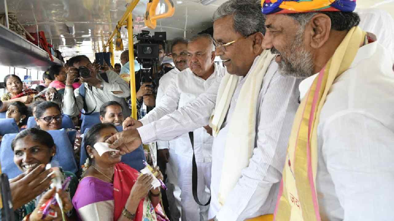 ಮಹಿಳೆಯರಿಗೆ ಉಚಿತ ಟಿಕೇಟ್ ವಿತರಿಸಿದ ಸಿಎಂ