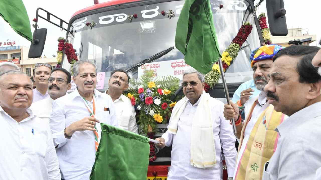 ಬಳಿಕ ಮೆಜೆಸ್ಟಿಕ್​ನಿಂದ ಹೊರಟ ಬಸ್​ಗಳಿಗೆ ಸಿಎಂ ಸಿದ್ದರಾಮಯ್ಯ, ಡಿಸಿಎಂ ಡಿ.ಕೆ.ಶಿವಕುಮಾರ್​ ಮತ್ತು ಸಾರಿಗೆ ಸಚಿವರು ಹಸಿರು ನಿಶಾನೆ ತೋರಿದರು.