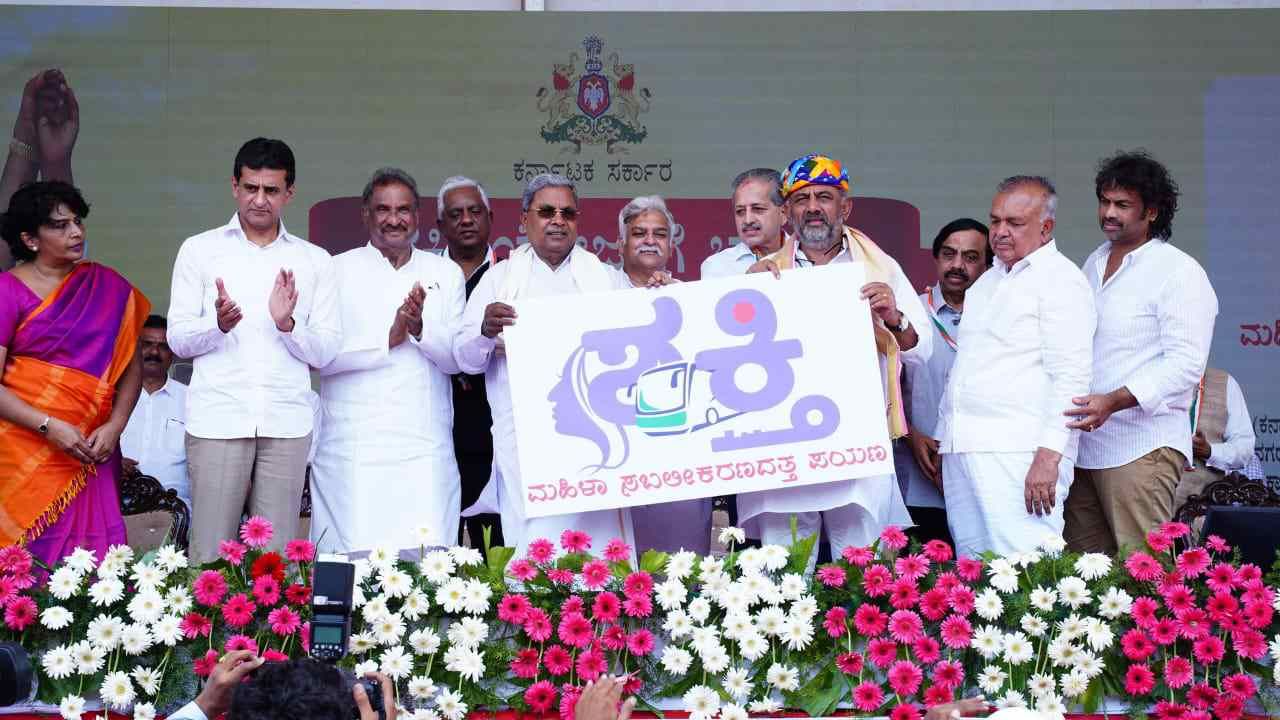 ರಾಜ್ಯ ಸರ್ಕಾರದ ಮಹತ್ವಾಕಾಂಕ್ಷೆಯ ಐದು ಗ್ಯಾರಂಟಿ ಯೋಜನೆಗಳಲ್ಲಿ ಒಂದಾದ ಮಹಿಳೆಯರಿಗೆ ಸರ್ಕಾರಿ ಬಸ್ ಗಳಲ್ಲಿ ಉಚಿತ ಪ್ರಯಾಣದ ಸೌಲಭ್ಯ ಕಲ್ಪಿಸುವ ಶಕ್ತಿ ಯೋಜನೆಗೆ ಮುಖ್ಯಮಂತ್ರಿ ಸಿದ್ದರಾಮಯ್ಯ ಅವರು ಇಂದು ಚಾಲನೆ ನೀಡಿದರು.