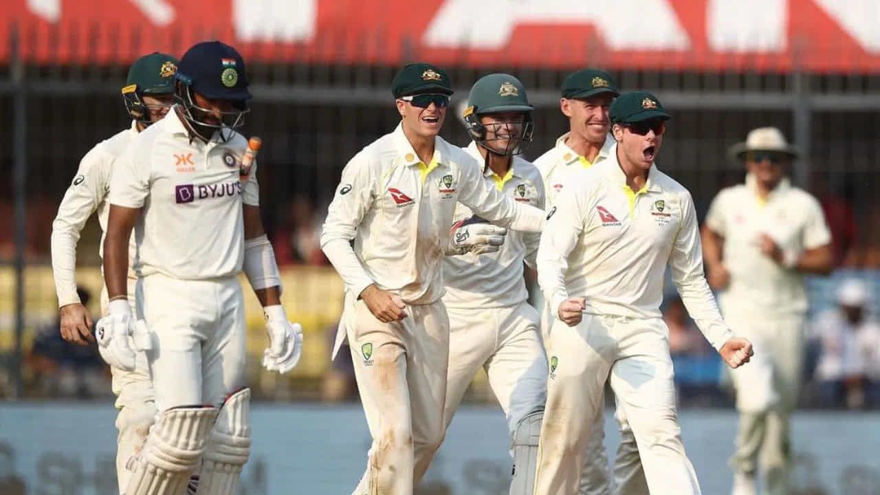 ಆಸ್ಟ್ರೇಲಿಯಾದ ಅನುಭವಿ ಬ್ಯಾಟ್ಸ್ಮನ್ ಸ್ಟೀವ್ ಸ್ಮಿತ್ ಇಂದು ತಮ್ಮ 34ನೇ ವಸಂತಕ್ಕೆ ಕಾಲಿರಿಸಿದ್ದಾರೆ. ಅಂತರಾಷ್ಟ್ರೀಯ ಕ್ರಿಕೆಟ್ನಲ್ಲಿ ಅನೇಕ ಸಾಧನೆಗಳನ್ನು ಮಾಡಿರುವ ಸ್ಮಿತ್ ವೃತ್ತಿ ಬದುಕು ಹಲವಾರು ಏರಿಳಿತಗಳಿಂದ ಕೂಡಿದೆ. ಭಾರತ, ಇಂಗ್ಲೆಂಡ್, ಶ್ರೀಲಂಕಾ ಮತ್ತು ಪಾಕಿಸ್ತಾನ ಸೇರಿದಂತೆ ಹಲವು ಬಲಿಷ್ಠ ತಂಡಗಳ ವಿರುದ್ಧ ಶ್ರೇಷ್ಠ ಇನ್ನಿಂಗ್ಸ್ ಆಡಿರುವ ಸ್ಮಿತ್ ಹಲವು ದಾಖಲೆಗಳನ್ನು ಸೃಷ್ಟಿಸಿದ್ದಾರೆ. ಇನ್ನು ಭಾರತದ ವಿರುದ್ಧ ಅದ್ಭುತ ಪ್ರದರ್ಶನ ನೀಡಿರುವ ಸ್ಮಿತ್ ಹಲವಾರು ದಾಖಲೆಗಳನ್ನು ನಿರ್ಮಿಸಿದ್ದಾರೆ.