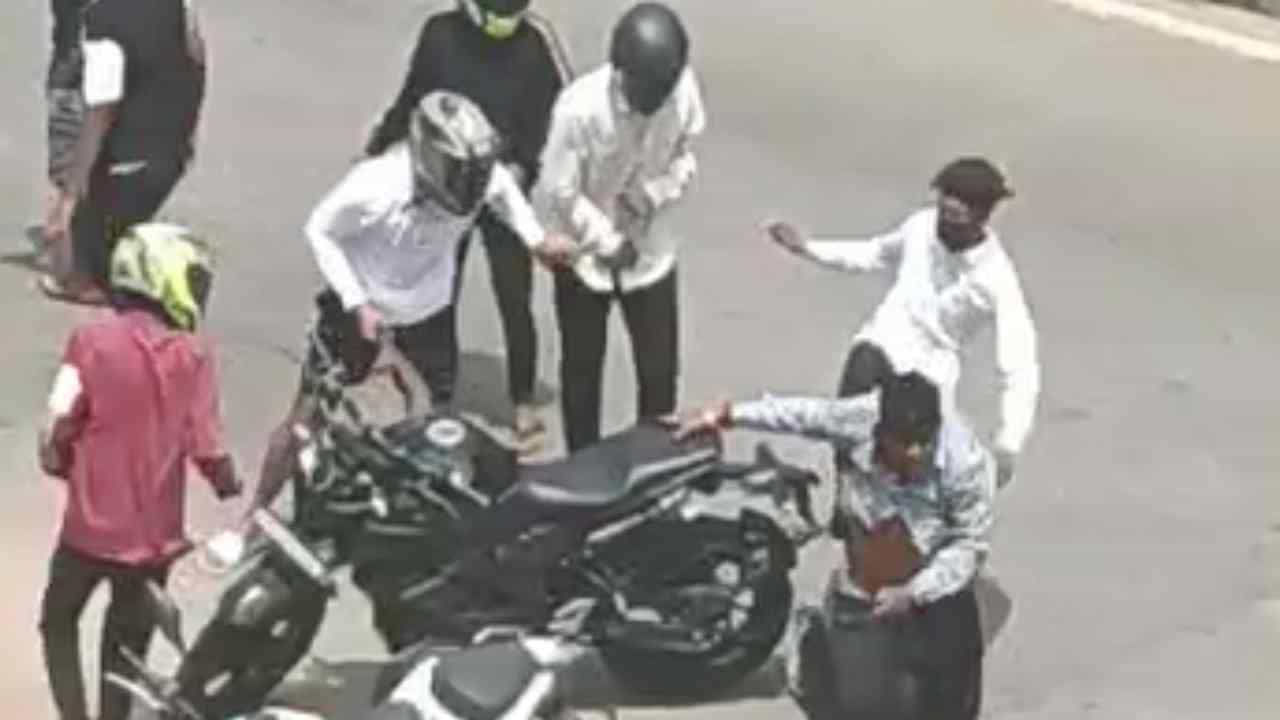 ಹಾಡಹಗಲೇ ವಿದ್ಯಾರ್ಥಿ ಮೇಲೆ ಲಾಂಗ್ನಿಂದ ಹಲ್ಲೆ ಪ್ರಕರಣ: 7 ಆರೋಪಿಗಳ ಬಂಧನ ಹಾಡಹಗಲೇ ವಿದ್ಯಾರ್ಥಿ ಮೇಲೆ ಲಾಂಗ್ನಿಂದ ಹಲ್ಲೆ ಪ್ರಕರಣ: 7 ಆರೋಪಿಗಳ ಬಂಧನ
