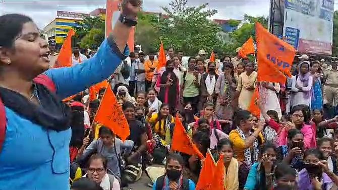 ಶಕ್ತಿ ಯೋಜನೆಯಿಂದಾಗಿ ನಮಗೆ ಬಸ್ ಸಿಗುತ್ತಿಲ್ಲ, ರಾಜ್ಯದ ವಿವಿದೆಡೆ ವಿದ್ಯಾರ್ಥಿಗಳ ಪ್ರತಿಭಟನೆ ಶಕ್ತಿ ಯೋಜನೆಯಿಂದಾಗಿ ನಮಗೆ ಬಸ್ ಸಿಗುತ್ತಿಲ್ಲ, ರಾಜ್ಯದ ವಿವಿದೆಡೆ ವಿದ್ಯಾರ್ಥಿಗಳ ಪ್ರತಿಭಟನೆ