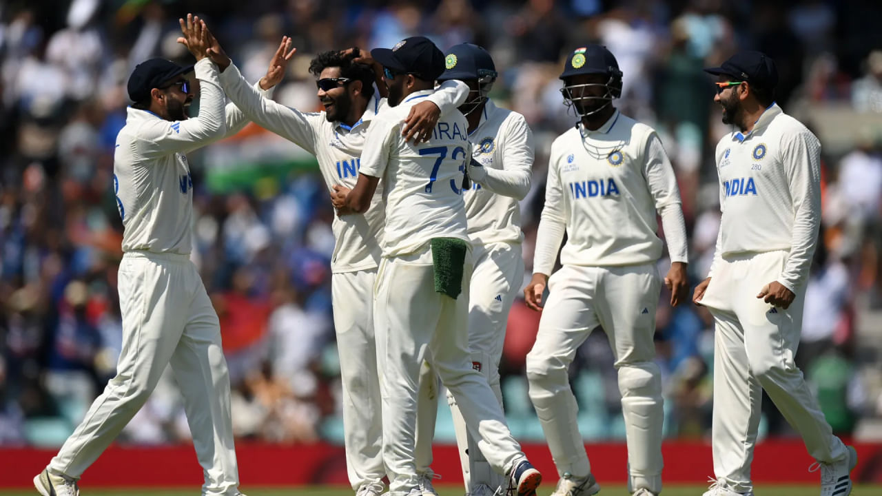 ಮುಂಬರುವ ವೆಸ್ಟ್ ಇಂಡೀಸ್ ವಿರುದ್ಧದ ಟೆಸ್ಟ್ ಸರಣಿಗೆ 17 ಸದಸ್ಯರ ಟೀಂ ಇಂಡಿಯಾವನ್ನು ಶುಕ್ರವಾರ (ಜೂನ್ 23) ಪ್ರಕಟಿಸಲಾಗಿದೆ. ನ್ಯೂಜಿಲೆಂಡ್ ಮತ್ತು ಆಸ್ಟ್ರೇಲಿಯಾ ವಿರುದ್ಧ ಸತತ ಎರಡು ಡಬ್ಲ್ಯುಟಿಸಿ ಫೈನಲ್ಗಳಲ್ಲಿ ಸೋತ ನಂತರ ಭಾರತ ಇದೀಗ ವಿಂಡೀಸ್ ವಿರುದ್ಧ 3ನೇ ಆವೃತ್ತಿಯ ವಿಶ್ವ ಟೆಸ್ಟ್ ಚಾಂಪಿಯನ್ಶಿಪ್ ಆರಂಭಿಸಲಿದೆ.