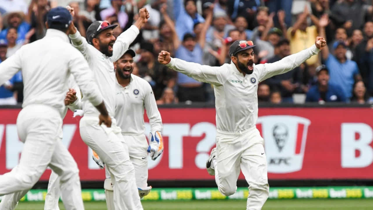 ಎರಡನೇ ಆವೃತ್ತಿಯ ವಿಶ್ವ ಟೆಸ್ಟ್ ಚಾಂಪಿಯನ್ಶಿಪ್ ಫೈನಲ್ಗೆ ಟೀಂ ಇಂಡಿಯಾ ಸಜ್ಜಾಗಿದೆ. ಕಿವೀಸ್ ವಿರುದ್ಧ ಮೊದಲ ಆವೃತ್ತಿಯ ಫೈನಲ್ ಆಡಿದ್ದ ಭಾರತಕ್ಕೆ ಚಾಂಪಿಯನ್ ಪಟ್ಟ ದೊರಕಿರಲಿಲ್ಲ. ಇದೀಗ ಕಾಂಗರೂಗಳ ವಿರುದ್ಧ ಫೈನಲ್ ಕಾಳಗ ನಡೆಸುತ್ತಿರುವ ಟೀಂ ಇಂಡಿಯಾಕ್ಕೆ ಟೆಸ್ಟ್ ವಿಶ್ವಕಪ್ ಗೆಲ್ಲುವ ಎರಡನೇ ಅವಕಾಶ ದೊರೆತಿದೆ.