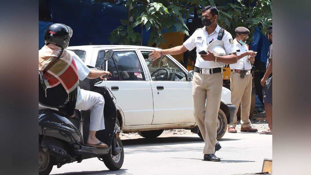 New Traffic Guidelines: ಇನ್ಮುಂದೆ ನಿಮಗೆ ಟ್ರಾಫಿಕ್ ಪೊಲೀಸರ ಕಿರಿಕಿರಿ ಇಲ್ಲ, ವಾಹನ ಸವಾರರಿಗೆ ಸಿಹಿ ಸುದ್ದಿ ನೀಡಿದ ಡಿಜಿ ಐಜಿಪಿ ಅಲೋಕ್ ಮೋಹನ್ New Traffic Guidelines: ಇನ್ಮುಂದೆ ನಿಮಗೆ ಟ್ರಾಫಿಕ್ ಪೊಲೀಸರ ಕಿರಿಕಿರಿ ಇಲ್ಲ, ವಾಹನ ಸವಾರರಿಗೆ ಸಿಹಿ ಸುದ್ದಿ ನೀಡಿದ ಡಿಜಿ ಐಜಿಪಿ ಅಲೋಕ್ ಮೋಹನ್