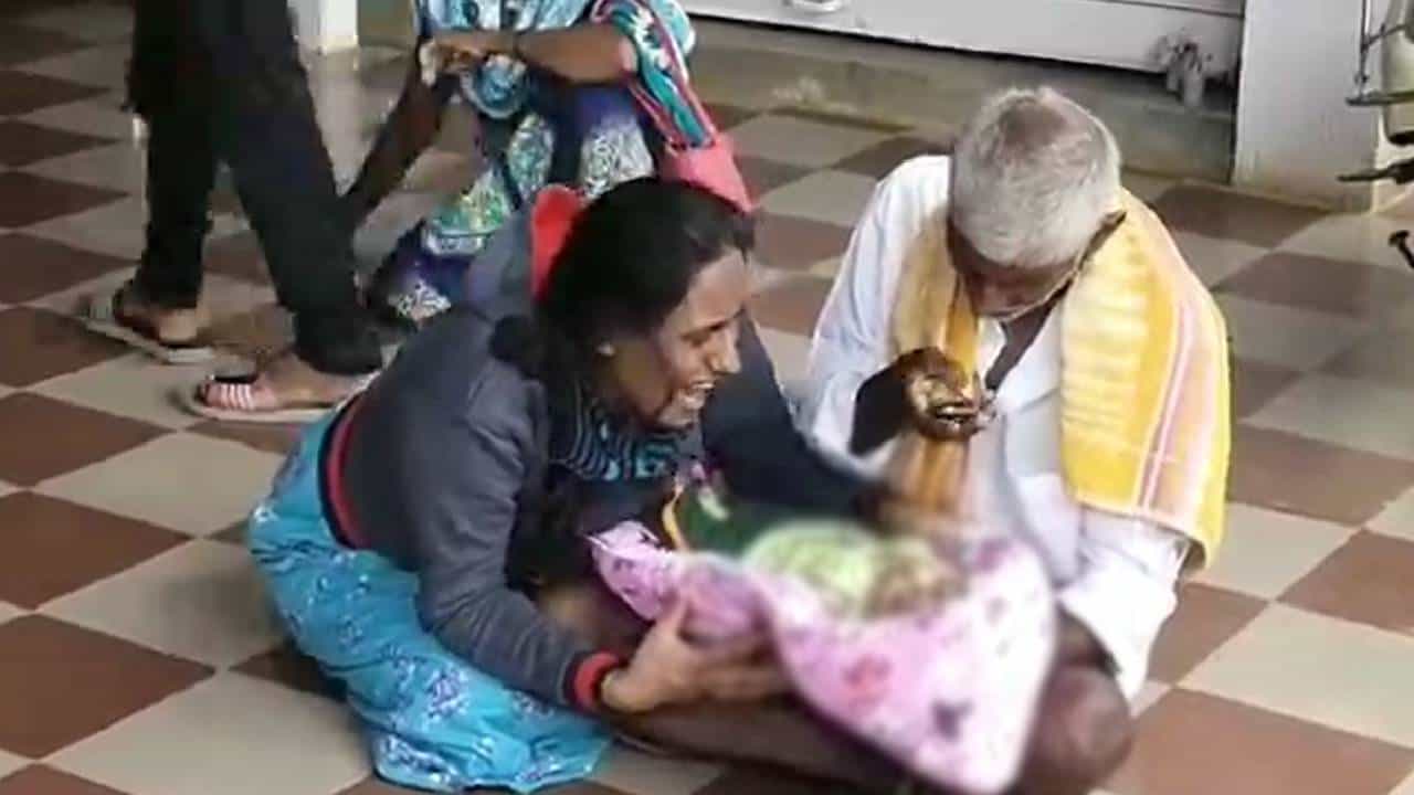 ಆಸ್ಪತ್ರೆಯಲ್ಲಿ ಪ್ರಾಣಬಿಟ್ಟ 4 ತಿಂಗಳ ಮಗು; ವೈದ್ಯರ ನಿರ್ಲಕ್ಷ್ಯವೇ ಕಾರಣವೆಂದು ಕುಟುಂಬಸ್ಥರ ಆರೋಪ ಆಸ್ಪತ್ರೆಯಲ್ಲಿ ಪ್ರಾಣಬಿಟ್ಟ 4 ತಿಂಗಳ ಮಗು; ವೈದ್ಯರ ನಿರ್ಲಕ್ಷ್ಯವೇ ಕಾರಣವೆಂದು ಕುಟುಂಬಸ್ಥರ ಆರೋಪ