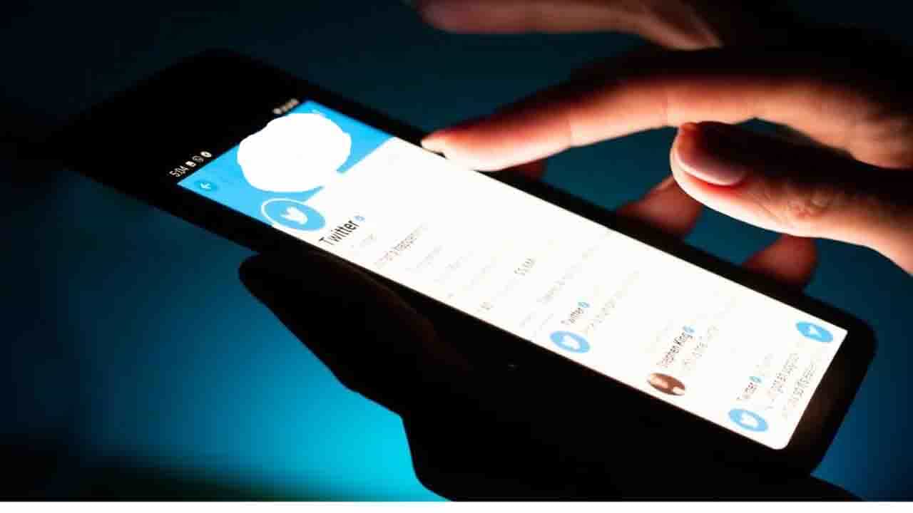 Viral: 20 ವರ್ಷಗಳ ನಂತರ ಶಿಕ್ಷಕರನ್ನು ಪತ್ತೆ ಹಚ್ಚಿ ಈ ವಿಷಯ ತಿಳಿಸಿದ ವಿದ್ಯಾರ್ಥಿ Viral: 20 ವರ್ಷಗಳ ನಂತರ ಶಿಕ್ಷಕರನ್ನು ಪತ್ತೆ ಹಚ್ಚಿ ಈ ವಿಷಯ ತಿಳಿಸಿದ ವಿದ್ಯಾರ್ಥಿ