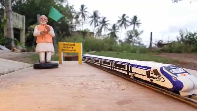 ವ್ಹಾವ್..!​ ವಿದ್ಯಾಕಾಶಿ ಕಲಾವಿದನ ಕೈಯಲ್ಲಿ ತಯಾರಾಯ್ತು ಬೆಂಗಳೂರು-ಧಾರವಾಡ ವಂದೇ ಭಾರತ್ ರೈಲು ಮಾದರಿ, ಇಲ್ಲಿವೆ ಫೋಟೋಸ್