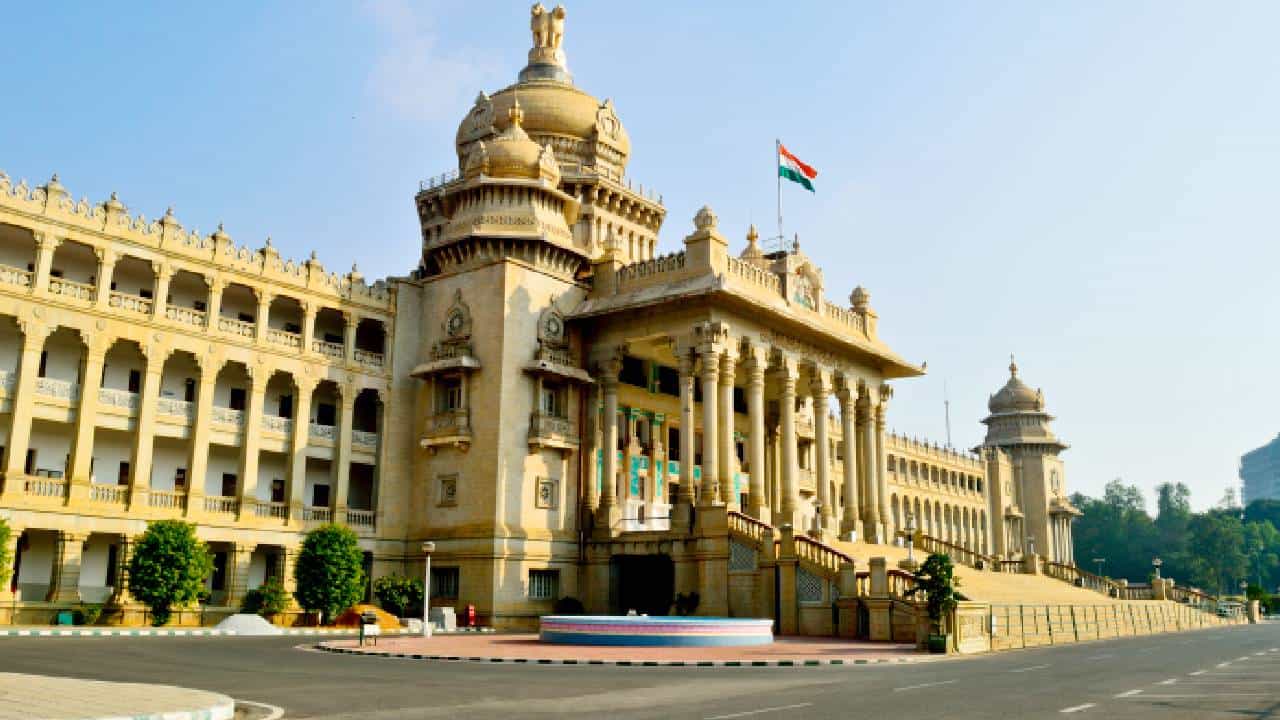 ಪಠ್ಯ ಪರಿಷ್ಕರಣೆಗೆ ರಾಜ್ಯ ಸರ್ಕಾರ ನಿರ್ಧಾರ ಮಾಡಿದ್ದೇಕೆ? ತಜ್ಞರು ಕೊಟ್ಟ ಕಾರಣವೇನು? ಇಲ್ಲಿದೆ ವಿವರ ಪಠ್ಯ ಪರಿಷ್ಕರಣೆಗೆ ರಾಜ್ಯ ಸರ್ಕಾರ ನಿರ್ಧಾರ ಮಾಡಿದ್ದೇಕೆ? ತಜ್ಞರು ಕೊಟ್ಟ ಕಾರಣವೇನು? ಇಲ್ಲಿದೆ ವಿವರ