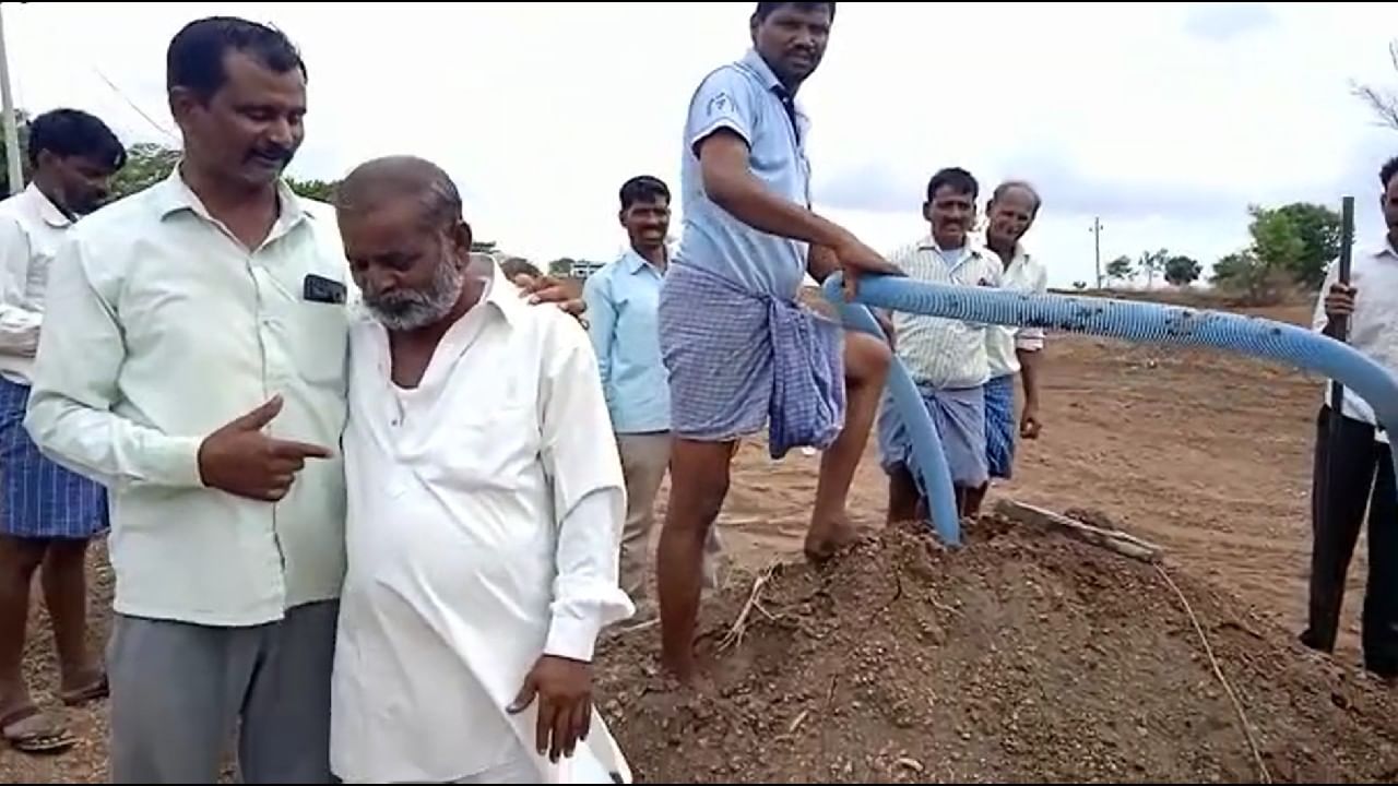 Unique deed in vijayapura the villagers watered to the dead body for rain