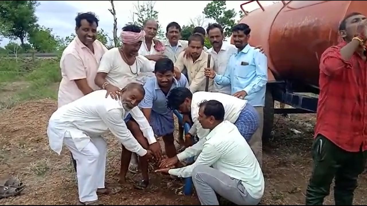 Unique deed in vijayapura the villagers watered to the dead body for rain