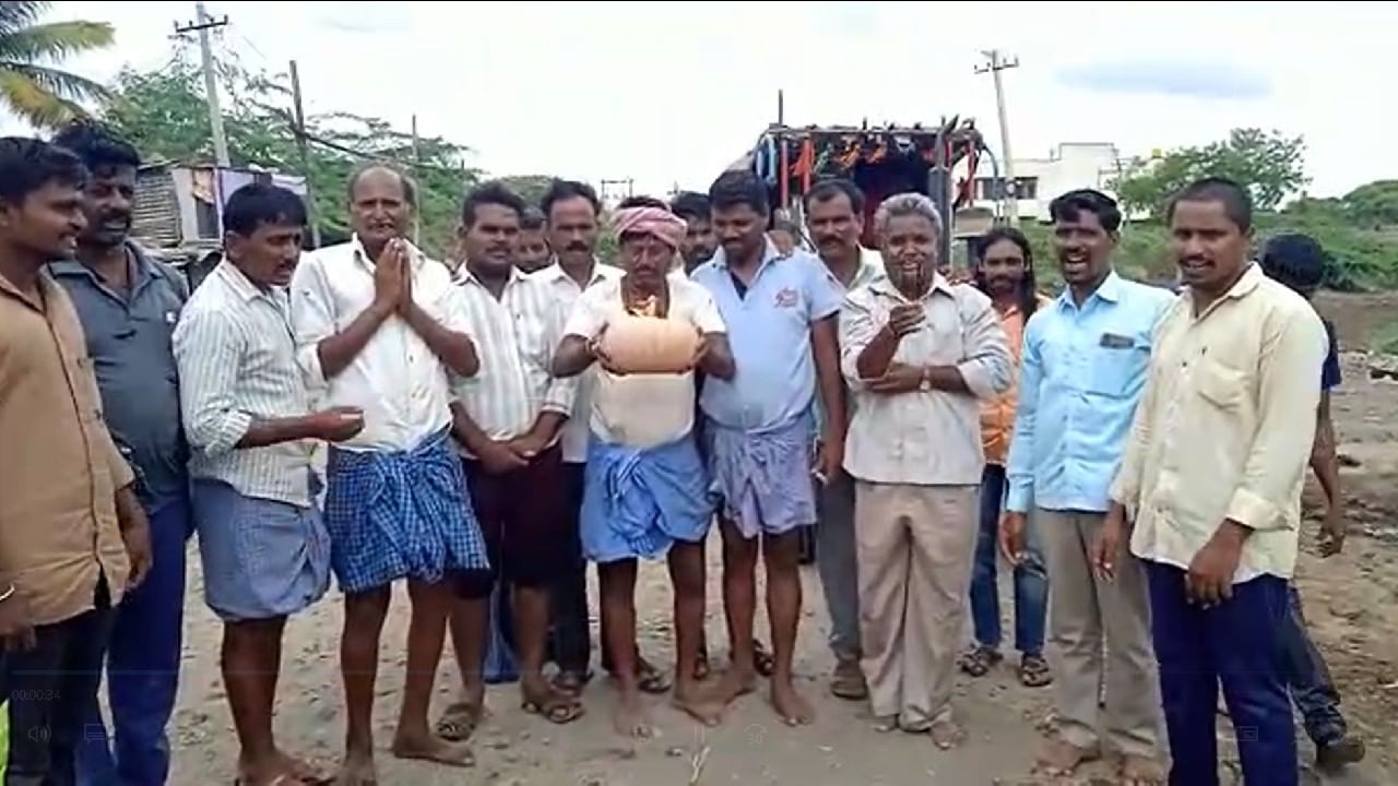 Unique deed in vijayapura the villagers watered to the dead body for rain