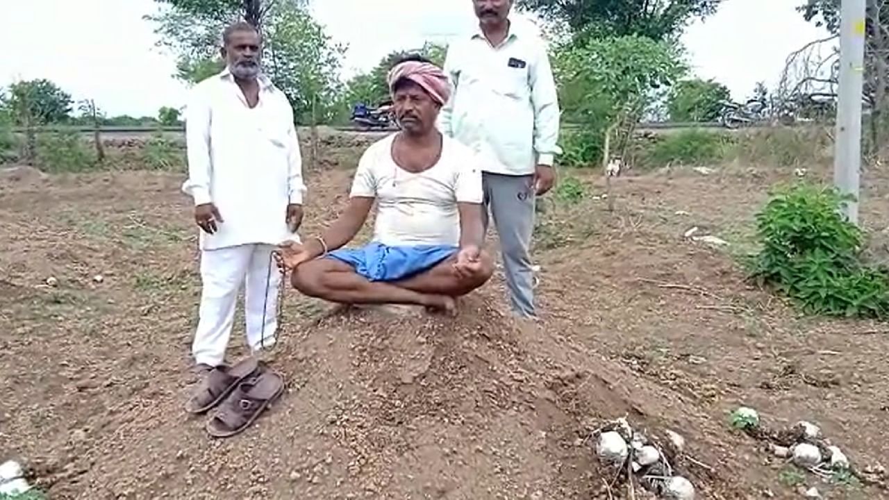 Unique deed in vijayapura the villagers watered to the dead body for rain