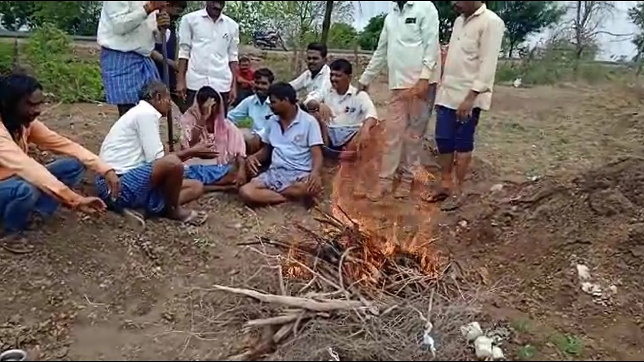 Unique deed in vijayapura the villagers watered to the dead body for rain