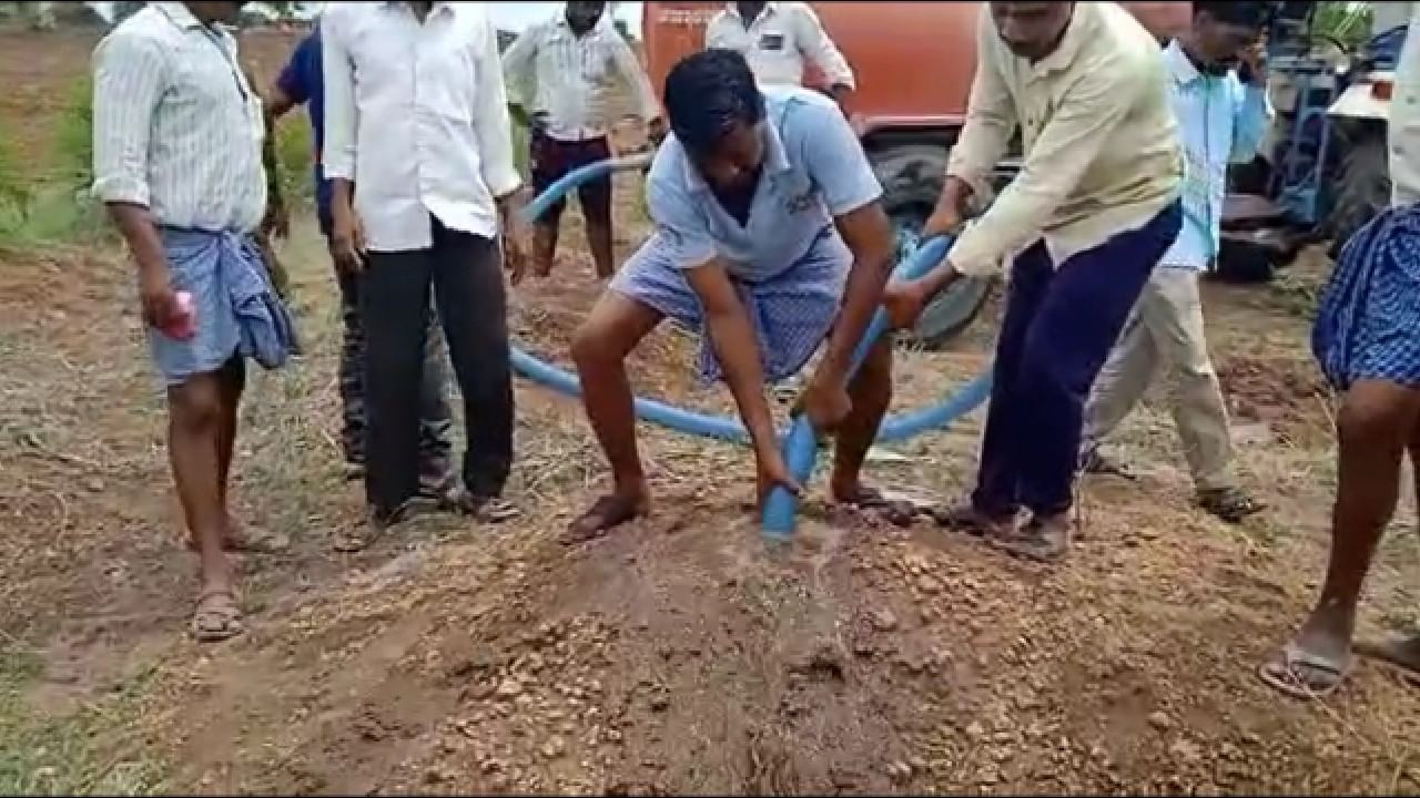 Unique deed in vijayapura the villagers watered to the dead body for rain