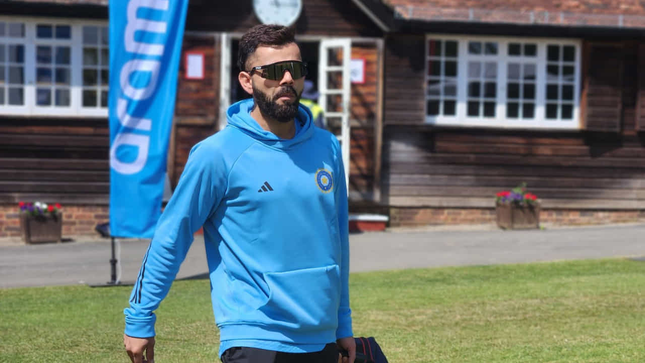 ವಿಶ್ವ ಟೆಸ್ಟ್ ಚಾಂಪಿಯನ್ಶಿಪ್ನ ಫೈನಲ್ಗಾಗಿ ರೋಹಿತ್ ಶರ್ಮಾ, ವಿರಾಟ್ ಕೊಹ್ಲಿ, ಶುಭ್ಮನ್ ಗಿಲ್ ಸೇರಿದಂತೆ ಉಳಿದ ಟೀಂ ಇಂಡಿಯಾ ಆಟಗಾರರು ಜೂನ್ 7 ರಿಂದ 11 ರವರೆಗೆ ಆಸ್ಟ್ರೇಲಿಯಾವನ್ನು ಎದುರಿಸಲು ತಯಾರಿ ನಡೆಸಿದ್ದಾರೆ. ಸದ್ಯ ಗಿಲ್ ಹಾಗೂ ವಿರಾಟ್ ಕೊಹ್ಲಿ ಇರುವ ಫಾರ್ಮ್ ನೋಡಿದರೆ ಆಸ್ಟ್ರೇಲಿಯಾದ ತಲೆನೋವು ಹೆಚ್ಚಾಗುತ್ತಿದೆ. ಇದರೊಂದಿಗೆ ಆಸ್ಟ್ರೇಲಿಯಾ ವಿರುದ್ಧ ಕೊಹ್ಲಿ ಅವರ ದಾಖಲೆ ಕೂಡ ಕಾಂಗರೂಗಳಿಗೆ ನಡುಕ ಹುಟ್ಟಿಸಿದೆ.