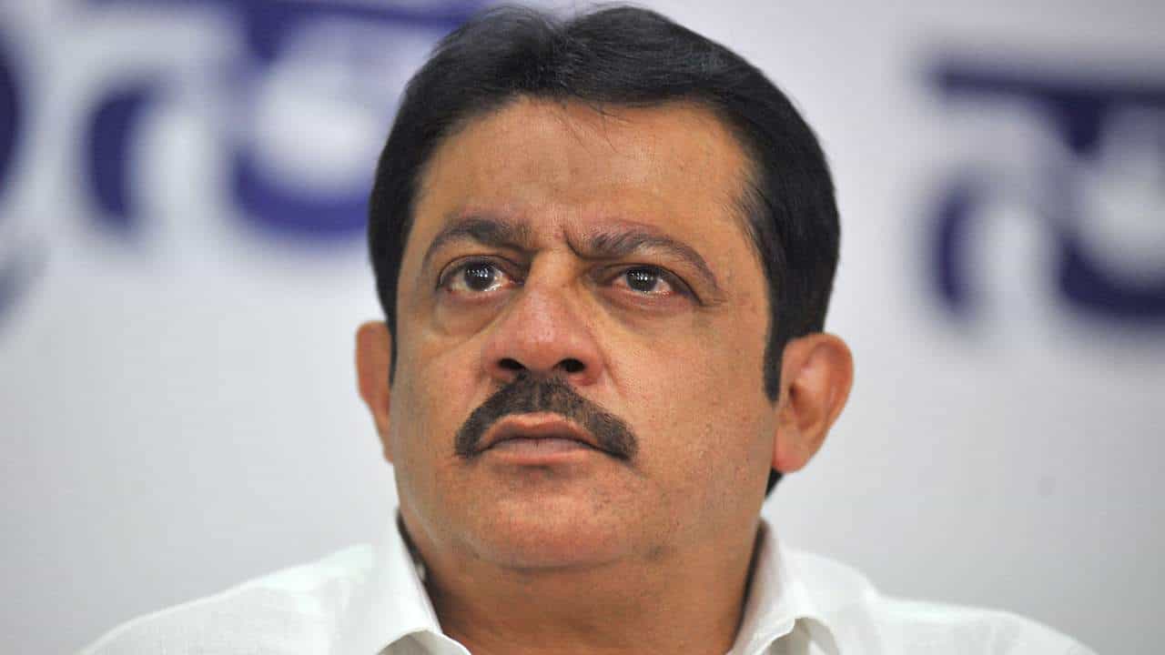 ಹೆಲ್ಪ್ ಲೈನ್ ಹೆಸರಲ್ಲಿ ಒಬ್ಬರಿಗೆ 4 ಲಕ್ಷ ರೂ. ವೇತನ ಪಾವತಿ: ತನಿಖೆಗೆ ಆದೇಶಿಸಿದ ಸಚಿವ ಜಮೀರ್ ಅಹಮದ್ ಹೆಲ್ಪ್ ಲೈನ್ ಹೆಸರಲ್ಲಿ ಒಬ್ಬರಿಗೆ 4 ಲಕ್ಷ ರೂ. ವೇತನ ಪಾವತಿ: ತನಿಖೆಗೆ ಆದೇಶಿಸಿದ ಸಚಿವ ಜಮೀರ್ ಅಹಮದ್