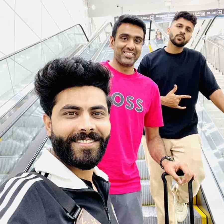 ವೆಸ್ಟ್ ಇಂಡೀಸ್ ವಿರುದ್ಧದ ಸರಣಿಗಾಗಿ ಭಾರತ ಕ್ರಿಕೆಟ್ ತಂಡದ ಒಂದು ಬ್ಯಾಚ್ ಕೆರಿಬಿಯನ್ ನಾಡಿಗೆ ತಲುಪಿದೆ. ಕೋಚ್ ರಾಹುಲ್ ದ್ರಾವಿಡ್, ಶಾರ್ದೂಲ್ ಠಾಕೂರ್, ರವೀಂದ್ರ ಜಡೇಜಾ, ಆರ್. ಅಶ್ವಿನ್ ಸೇರಿದಂತೆ ಕೆಲ ಪ್ಲೇಯರ್ಸ್ ಟೆಸ್ಟ್ ಪಂದ್ಯಕ್ಕಾಗಿ ಬಾರ್ಬಡೋಸ್ಗೆ ತಲುಪಿದ್ದಾರೆ.